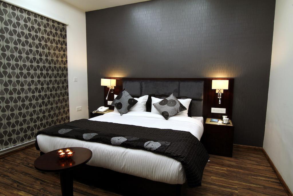 Hotel Prem Plaza Karnāl Dış mekan fotoğraf