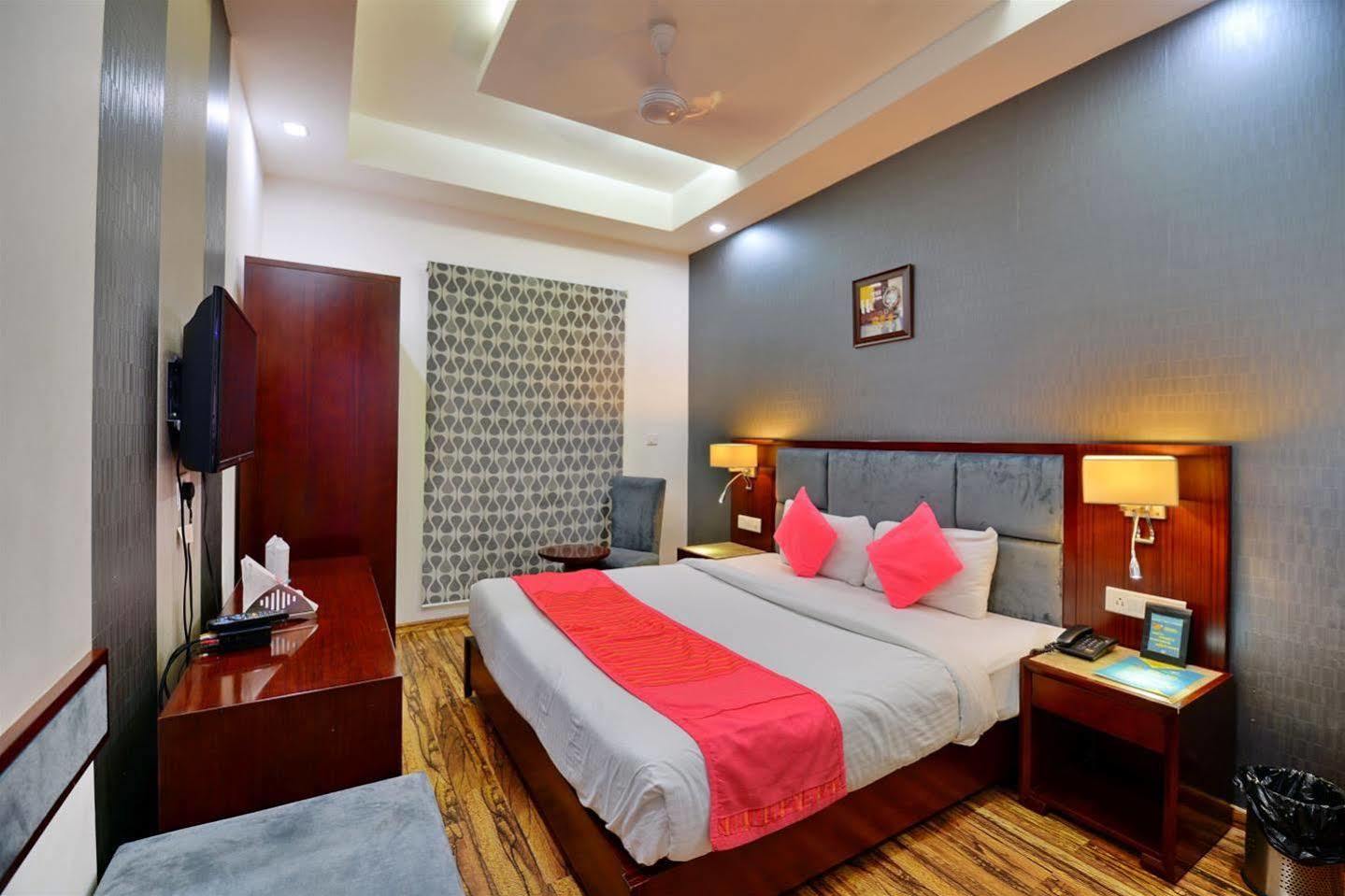 Hotel Prem Plaza Karnāl Dış mekan fotoğraf
